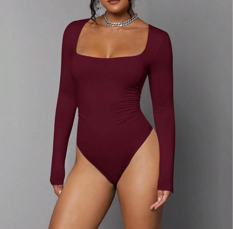 Moteriška megzta kombinezonas su ilgom rankovėm, stačiakampio kaklo iškirptė, siauras kirpimas, liemenų vidurys, 3/4 ilgio kelnes