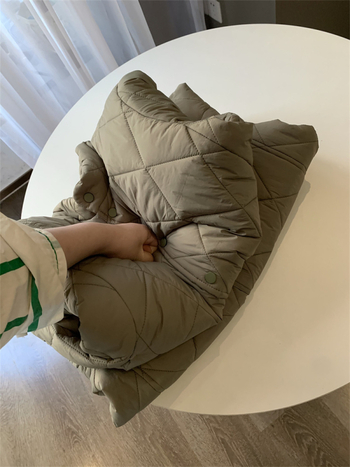 Pamukom punjena jakna, reverzibilna, s poliester punjenjem i podstavom, jednoredno zatvaranje, bez ovratnika, zimska, s više džepova