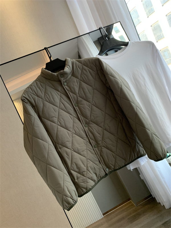 Pamukom punjena jakna, reverzibilna, s poliester punjenjem i podstavom, jednoredno zatvaranje, bez ovratnika, zimska, s više džepova