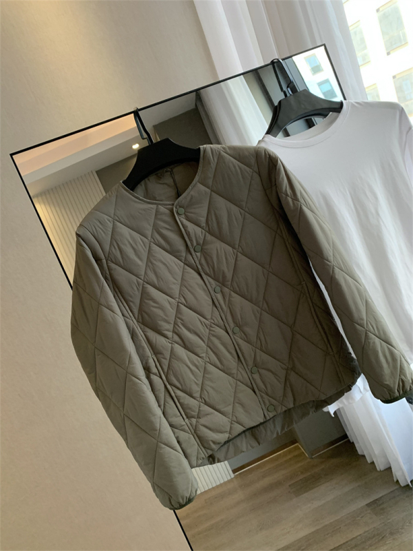 Pamukom punjena jakna, reverzibilna, s poliester punjenjem i podstavom, jednoredno zatvaranje, bez ovratnika, zimska, s više džepova