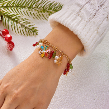 Kézzel készített karkötő medállal: mézeskalácsfigura és karácsonyfa, cinkötvözet, nőknek