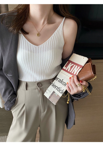 Adīts halterneck top ar V-dekolti, šaura silueta, īss garums