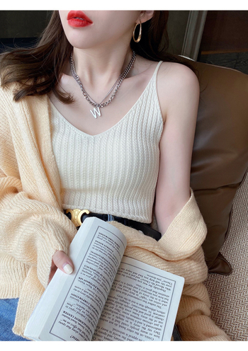 Adīts halterneck top ar V-dekolti, šaura silueta, īss garums