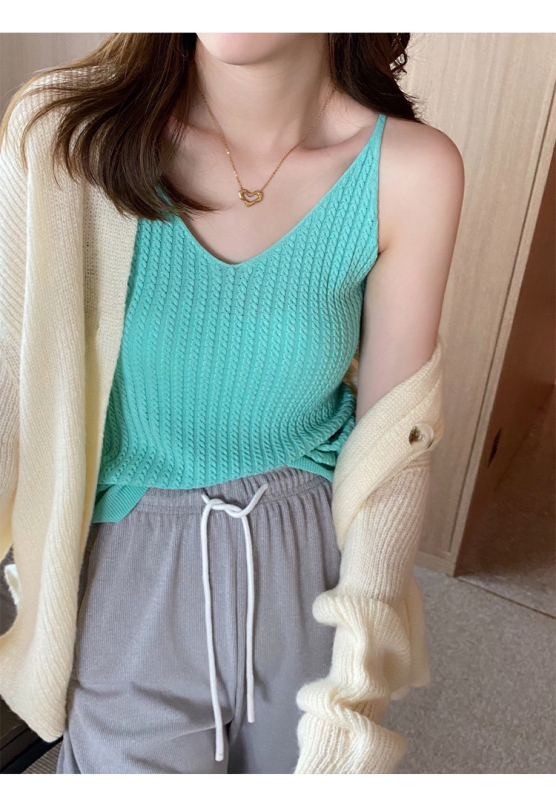 Adīts halterneck top ar V-dekolti, šaura silueta, īss garums