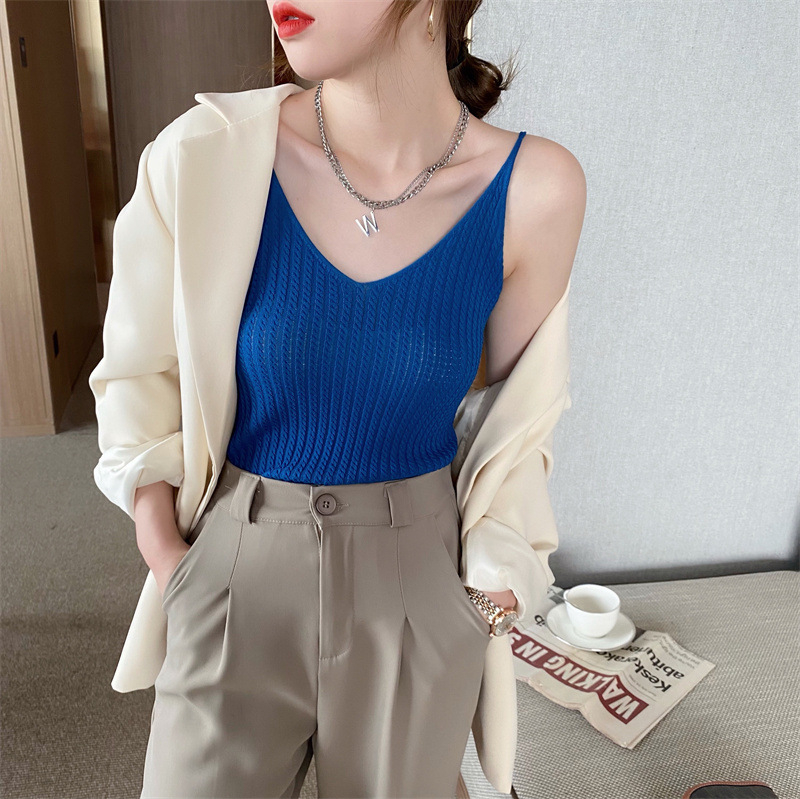 Adīts halterneck top ar V-dekolti, šaura silueta, īss garums