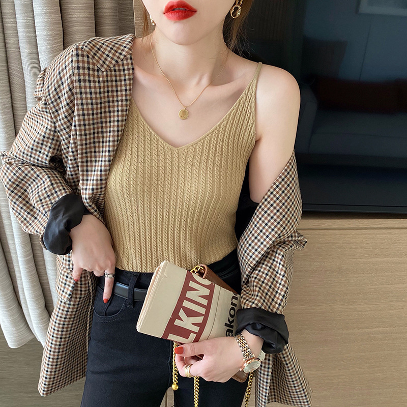 Adīts halterneck top ar V-dekolti, šaura silueta, īss garums