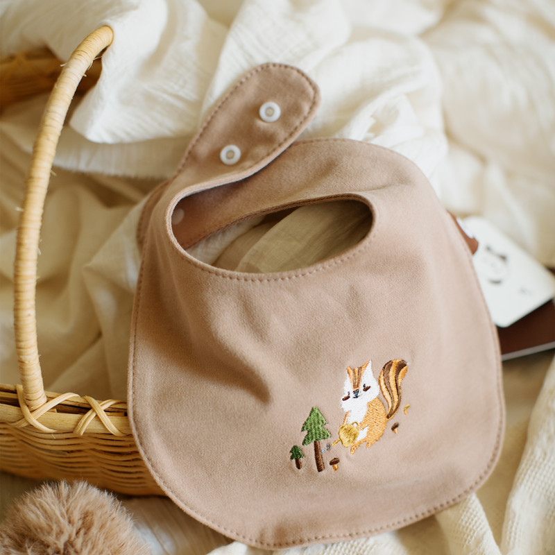 Divpusējs zīdaiņu salviņš ar izšuvumu, cartoon motīvs, ūdensizturīgs un traipu izturīgs, universāls, piemērots no zīdaiņa līdz maziem bērniem