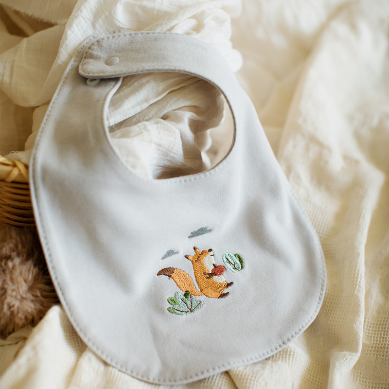 Divpusējs zīdaiņu salviņš ar izšuvumu, cartoon motīvs, ūdensizturīgs un traipu izturīgs, universāls, piemērots no zīdaiņa līdz maziem bērniem