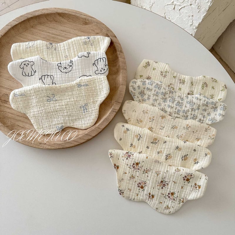 Zīdaiņu seilinājs no gázes — ziedu rokas zīmēts raksts, absorbējošs, 0–12 mēnešiem, universāls, JOEMEGA, korejiešu stils