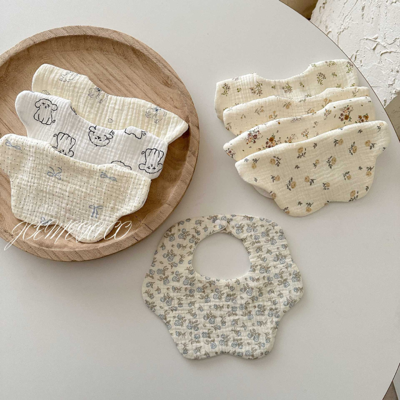 Zīdaiņu seilinājs no gázes — ziedu rokas zīmēts raksts, absorbējošs, 0–12 mēnešiem, universāls, JOEMEGA, korejiešu stils