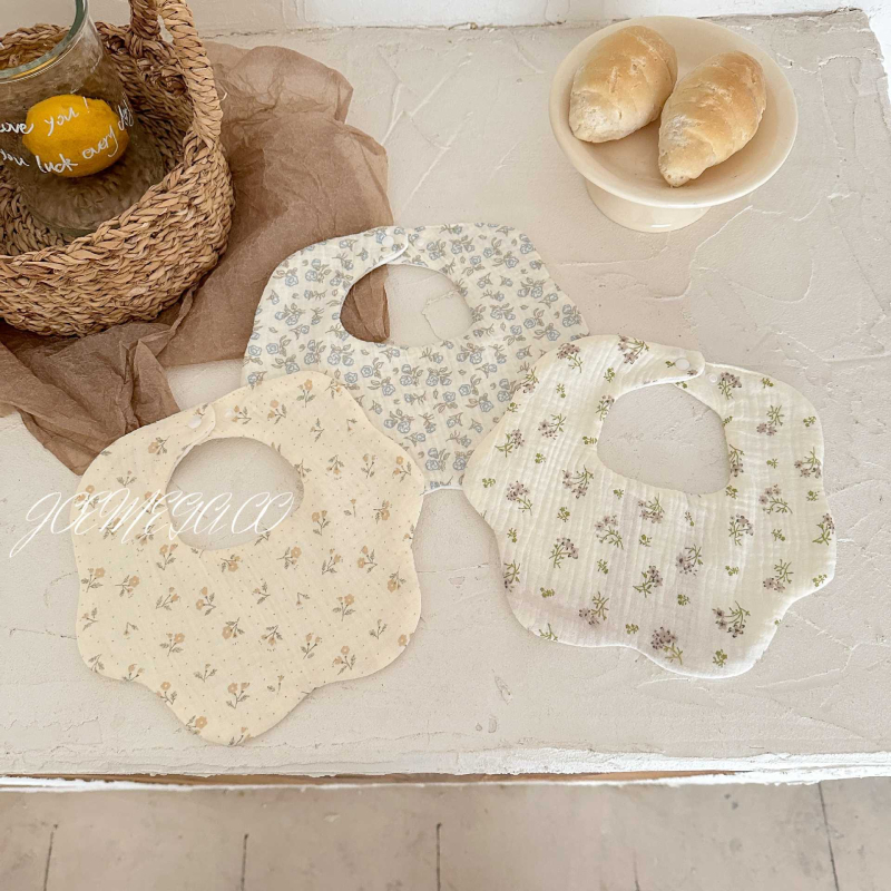 Zīdaiņu seilinājs no gázes — ziedu rokas zīmēts raksts, absorbējošs, 0–12 mēnešiem, universāls, JOEMEGA, korejiešu stils