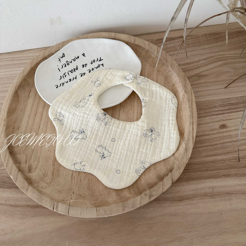 Zīdaiņu seilinājs no gázes — ziedu rokas zīmēts raksts, absorbējošs, 0–12 mēnešiem, universāls, JOEMEGA, korejiešu stils