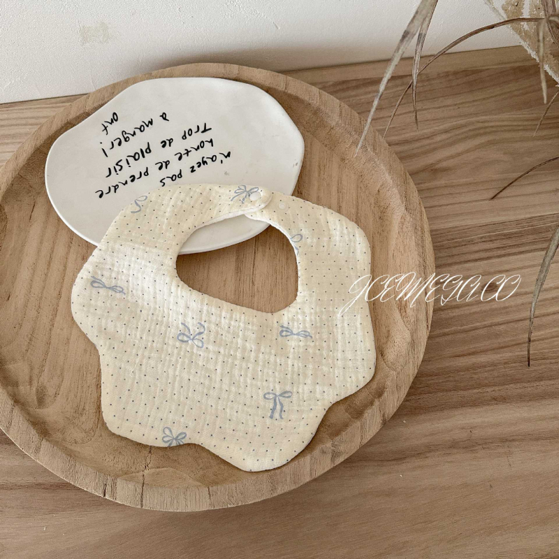 Zīdaiņu seilinājs no gázes — ziedu rokas zīmēts raksts, absorbējošs, 0–12 mēnešiem, universāls, JOEMEGA, korejiešu stils