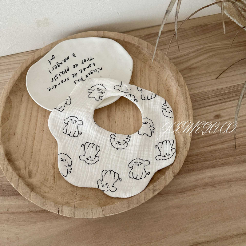 Zīdaiņu seilinājs no gázes — ziedu rokas zīmēts raksts, absorbējošs, 0–12 mēnešiem, universāls, JOEMEGA, korejiešu stils