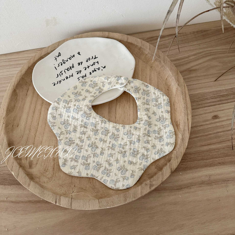 Zīdaiņu seilinājs no gázes — ziedu rokas zīmēts raksts, absorbējošs, 0–12 mēnešiem, universāls, JOEMEGA, korejiešu stils