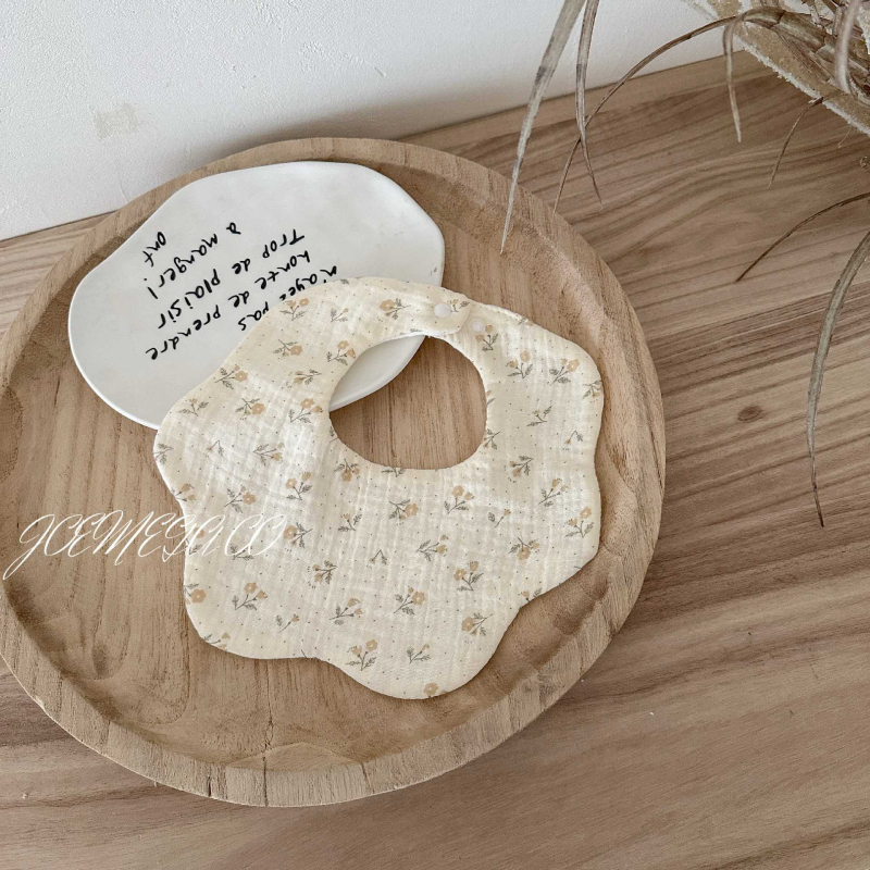 Zīdaiņu seilinājs no gázes — ziedu rokas zīmēts raksts, absorbējošs, 0–12 mēnešiem, universāls, JOEMEGA, korejiešu stils