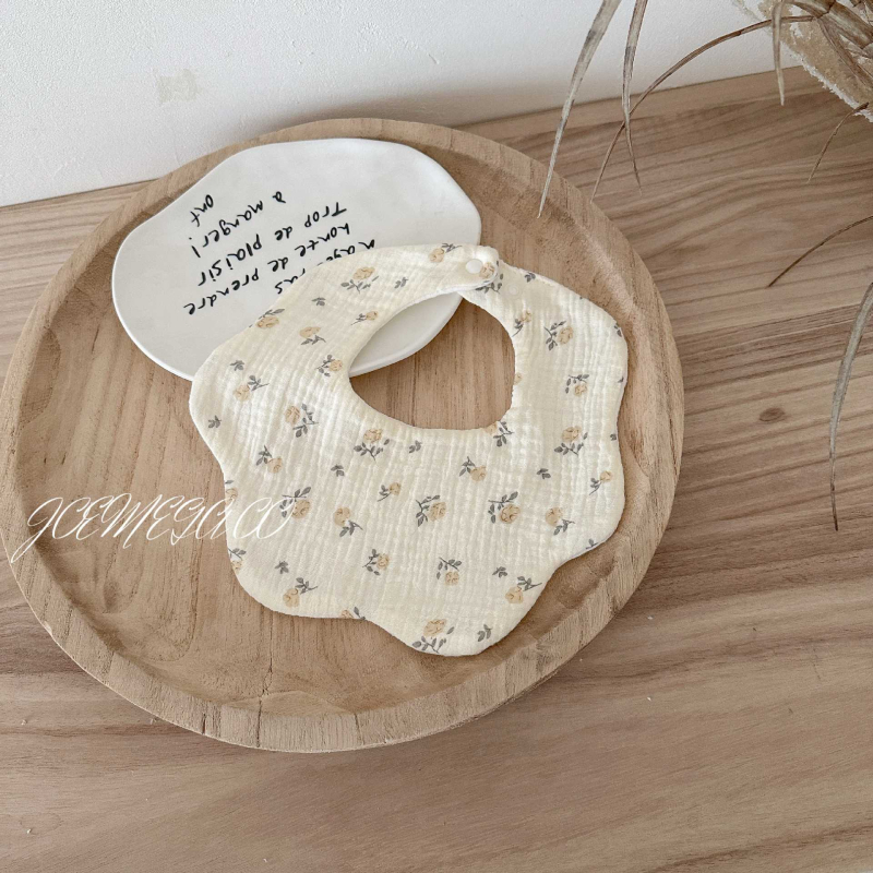 Zīdaiņu seilinājs no gázes — ziedu rokas zīmēts raksts, absorbējošs, 0–12 mēnešiem, universāls, JOEMEGA, korejiešu stils