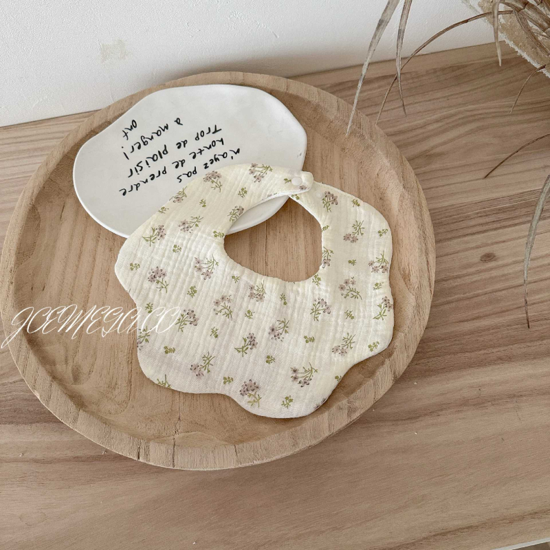 Zīdaiņu seilinājs no gázes — ziedu rokas zīmēts raksts, absorbējošs, 0–12 mēnešiem, universāls, JOEMEGA, korejiešu stils