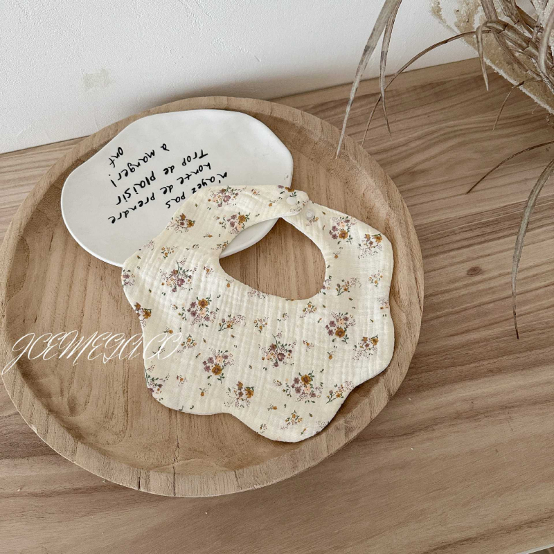 Zīdaiņu seilinājs no gázes — ziedu rokas zīmēts raksts, absorbējošs, 0–12 mēnešiem, universāls, JOEMEGA, korejiešu stils