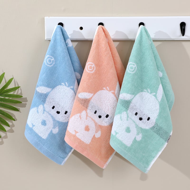 Bērnu sejas dvielis no kokvilnas ar džakarda audumu, 32S diegi, svars 50–80 g, ar motīviem karikatūras, dzīvnieki, ģeometriski