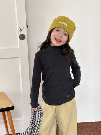 Meitenēm paredzēts pamata krekli ar daļēji augstu kaklu; mousse kašmīra audums; Korejas stila; garās piedurknes; vecuma diapazons 3–8 gadi