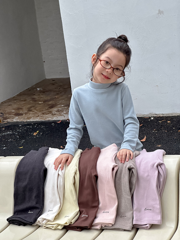 Meitenēm paredzēts pamata krekli ar daļēji augstu kaklu; mousse kašmīra audums; Korejas stila; garās piedurknes; vecuma diapazons 3–8 gadi