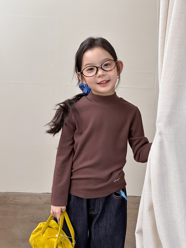 Meitenēm paredzēts pamata krekli ar daļēji augstu kaklu; mousse kašmīra audums; Korejas stila; garās piedurknes; vecuma diapazons 3–8 gadi