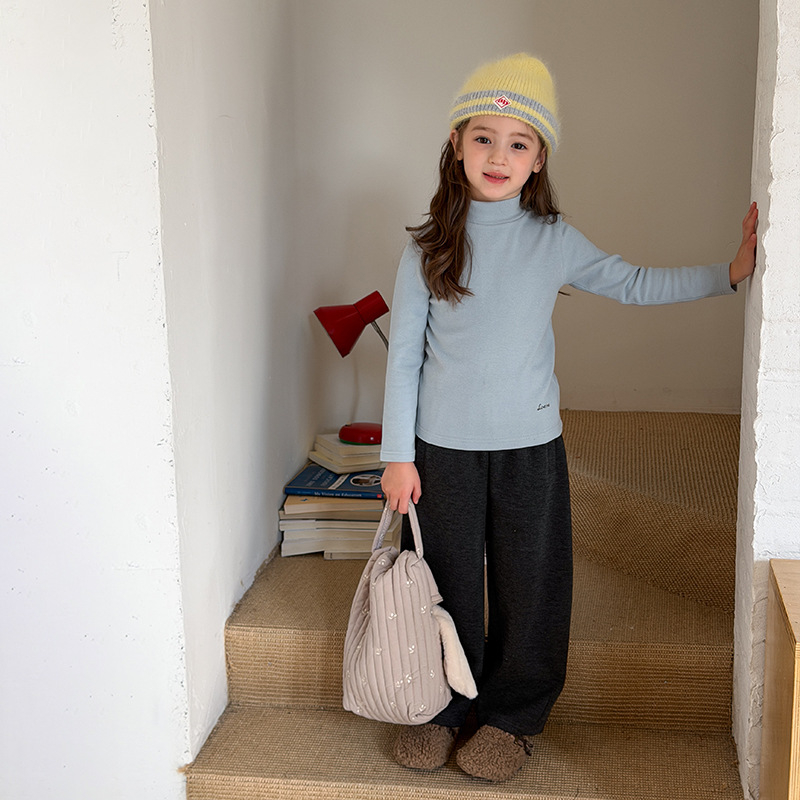 Meitenēm paredzēts pamata krekli ar daļēji augstu kaklu; mousse kašmīra audums; Korejas stila; garās piedurknes; vecuma diapazons 3–8 gadi