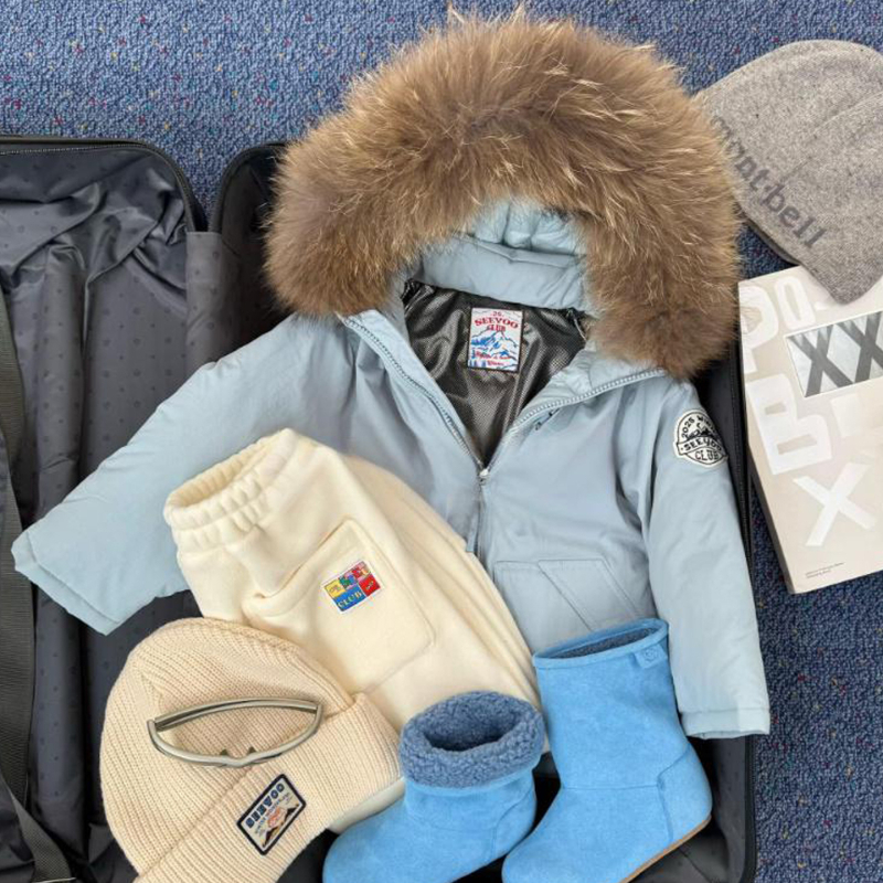 Meitenēm paredzēta pūkaina jaka ar kapuci – ar augstu apkakli, biezu pildījumu, 81–85% pīļu pūka, īss siluets