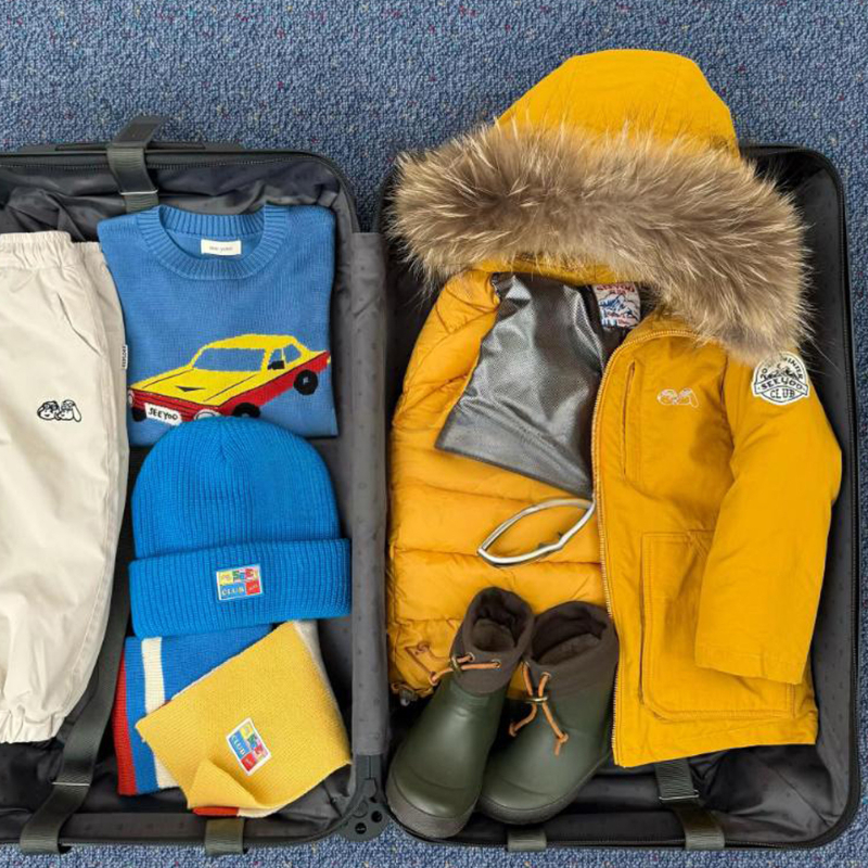 Meitenēm paredzēta pūkaina jaka ar kapuci – ar augstu apkakli, biezu pildījumu, 81–85% pīļu pūka, īss siluets