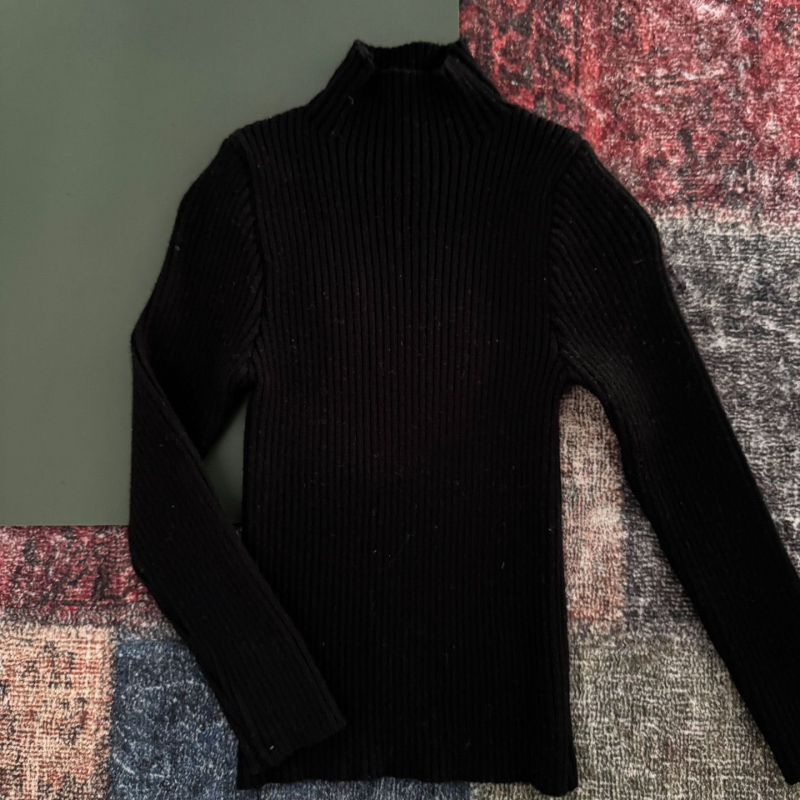 Meitenēm paredzēta pūkaina jaka ar kapuci – ar augstu apkakli, biezu pildījumu, 81–85% pīļu pūka, īss siluets