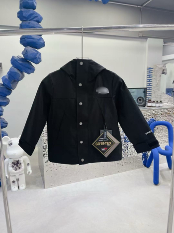 Bērnu jaka: vēja izturīga un ūdensnecaurlaidīga, ar kapuci, 7–12 gadiem, ziemas, pavasara un rudens sezonai