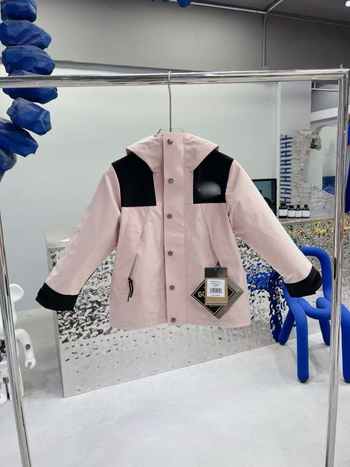 Bērnu jaka: vēja izturīga un ūdensnecaurlaidīga, ar kapuci, 7–12 gadiem, ziemas, pavasara un rudens sezonai