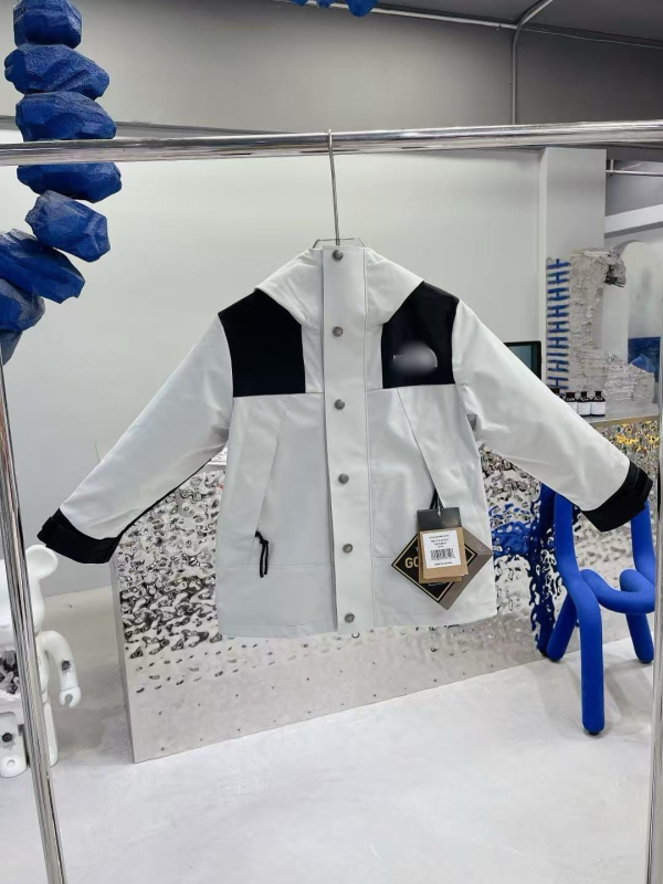 Bērnu jaka: vēja izturīga un ūdensnecaurlaidīga, ar kapuci, 7–12 gadiem, ziemas, pavasara un rudens sezonai