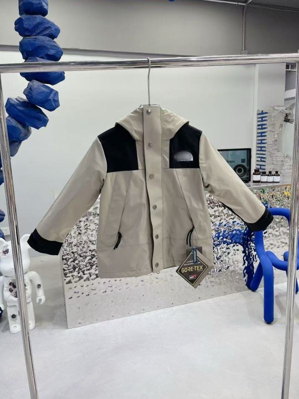 Bērnu jaka: vēja izturīga un ūdensnecaurlaidīga, ar kapuci, 7–12 gadiem, ziemas, pavasara un rudens sezonai