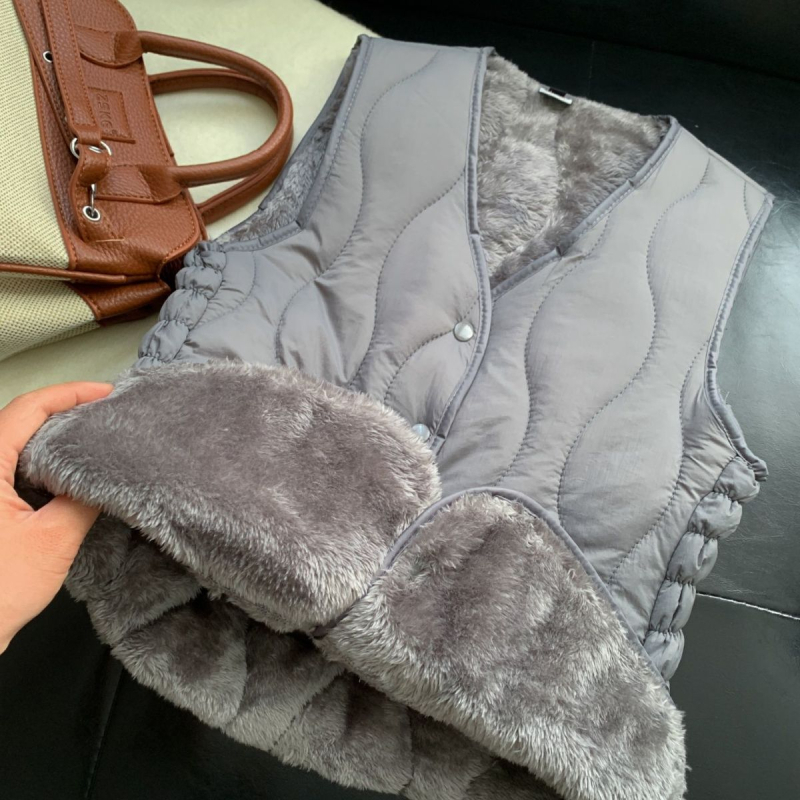 Veste bez piedurknēm ar V kaklu, ultra īss garums, vilnas pildījums, galvenais audums: rayon