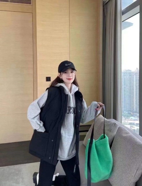 Дамска пухена жилетка с органичен памук и пух от бяла патица, свободна кройка, цип и стояща яка