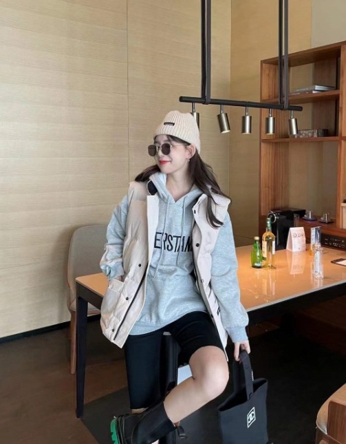 Дамска пухена жилетка с органичен памук и пух от бяла патица, свободна кройка, цип и стояща яка