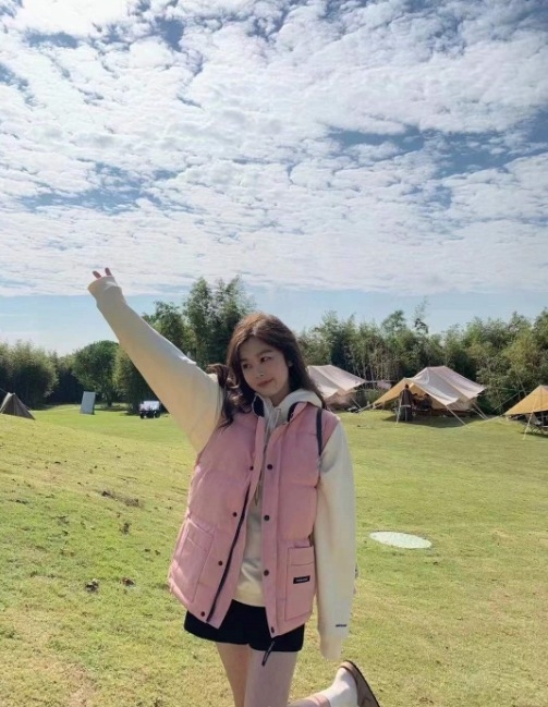 Дамска пухена жилетка с органичен памук и пух от бяла патица, свободна кройка, цип и стояща яка