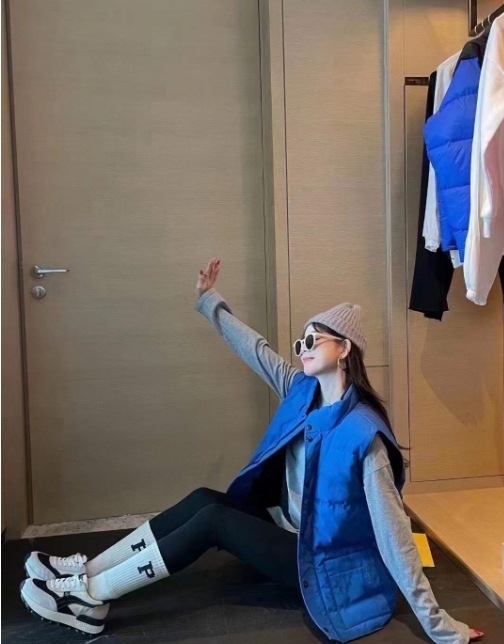 Дамска пухена жилетка с органичен памук и пух от бяла патица, свободна кройка, цип и стояща яка