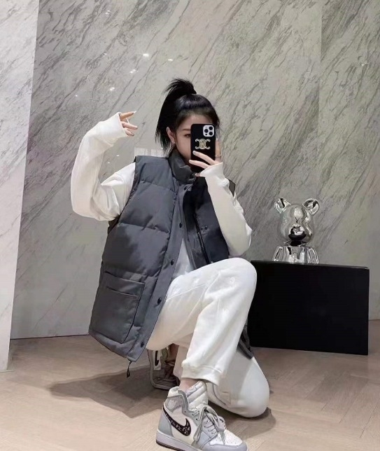 Дамска пухена жилетка с органичен памук и пух от бяла патица, свободна кройка, цип и стояща яка