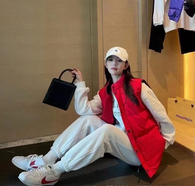 Дамска пухена жилетка с органичен памук и пух от бяла патица, свободна кройка, цип и стояща яка