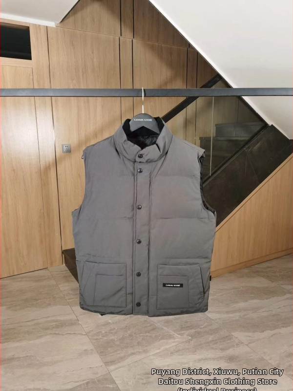 Пухена жилетка с цип, стойкова яка, втален модел (пух от патица; съдържание пух 81–85%; основна тъкан полиестер; цип; стойкова яка)