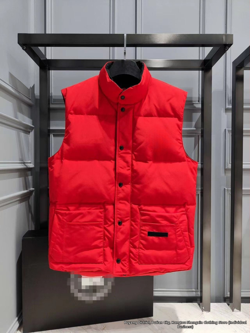 Пухена жилетка с цип, стойкова яка, втален модел (пух от патица; съдържание пух 81–85%; основна тъкан полиестер; цип; стойкова яка)