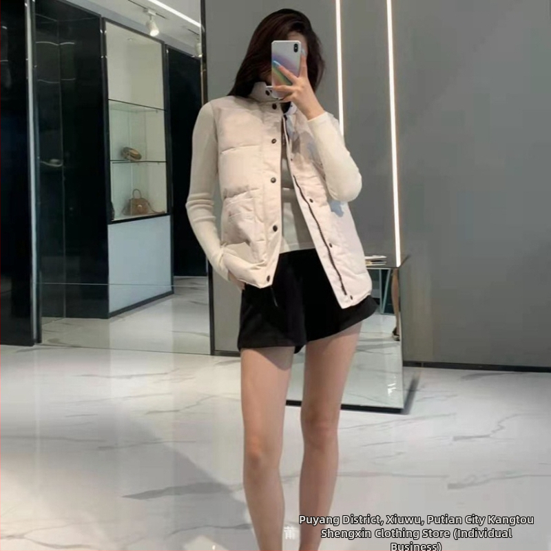 Пухена жилетка с цип, стойкова яка, втален модел (пух от патица; съдържание пух 81–85%; основна тъкан полиестер; цип; стойкова яка)