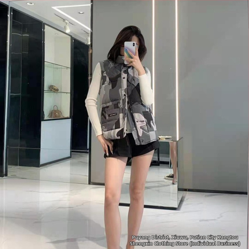 Пухена жилетка с цип, стойкова яка, втален модел (пух от патица; съдържание пух 81–85%; основна тъкан полиестер; цип; стойкова яка)