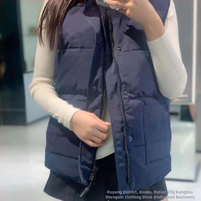 Пухена жилетка с цип, стойкова яка, втален модел (пух от патица; съдържание пух 81–85%; основна тъкан полиестер; цип; стойкова яка)