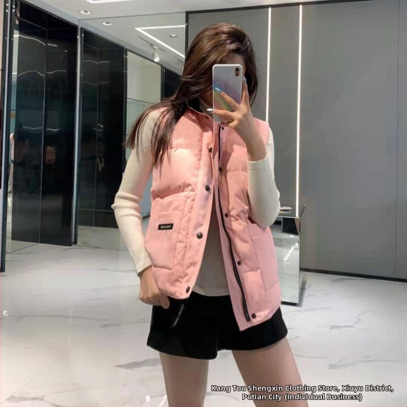 Пухена жилетка с цип, стойкова яка, втален модел (пух от патица; съдържание пух 81–85%; основна тъкан полиестер; цип; стойкова яка)