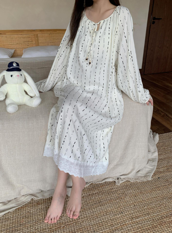 Ženska noćna haljina s dugim rukavima, proljeće-jesen, cloud cotton tkanina, čipkasti rub, pull-over kroj, tanko platno, težina 181–200 g/m²