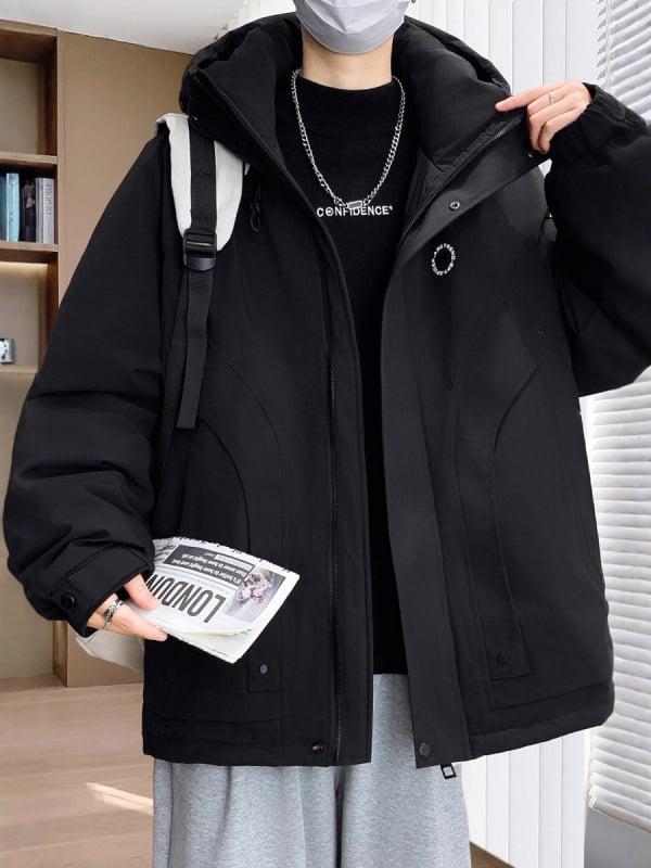 Vīriešu ziemas pūka jaka – pūka saturs 46–50%, pildījums: balts zoss pūds, vēja izturīga un aukstumizturīga, ar kapuci un rāvējslēdzēju